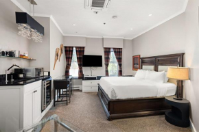 Independence Square 302, Top Floor Stylish Hotel Room with Wet Bar, A/C, in Downtown Aspen